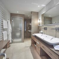 Badezimmer in der Familien-Suite