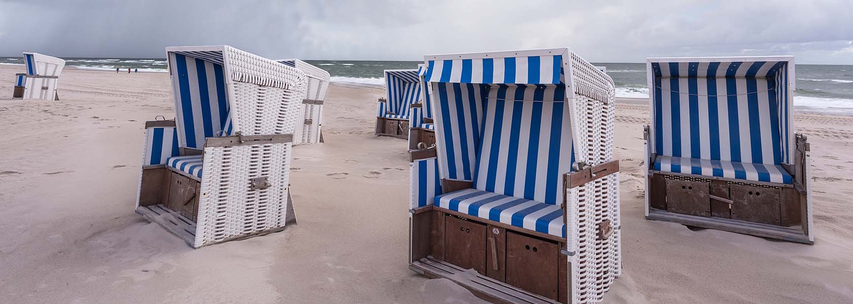 Sandstrand mit Strandkörben an der Nordsee