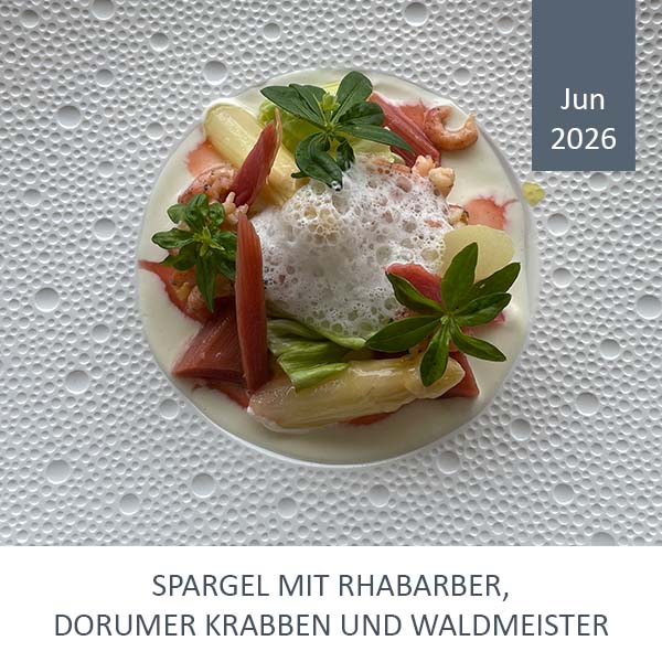 Spargel mit Rhabarber, Dorumer Krabben und einem Waldmeisterschaum, gekocht von dem Sternekoch Marc Rennhack