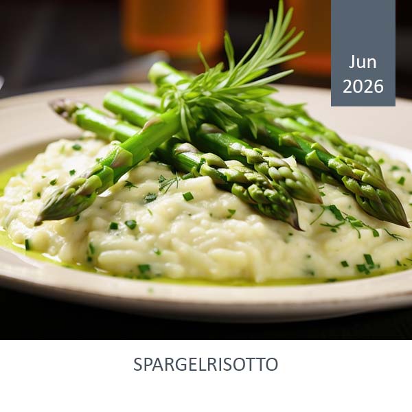 Schön angerichteter Teller mit Spargelrisotto, garniert mit grünem Spargel