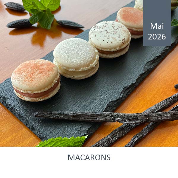 Köstliche Macarons auf einer Platte serviert.
